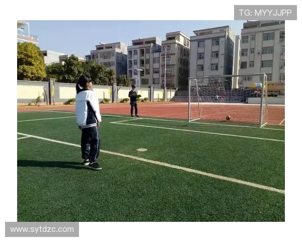 黑白足球明星剪影艺术作品展现运动之美与激情的完美结合