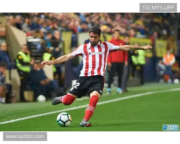 历史上黄牌最多的足球明星及其争议与成就分析 历史上黄牌最多的足球明星及其争议与成就分析